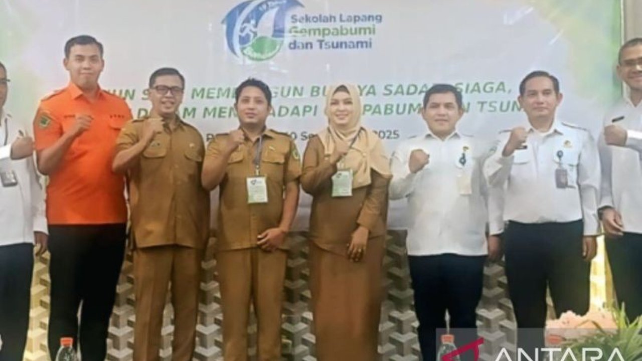 BMKG menggelar Sekolah Lapang Gempa Tsunami di Pamekasan, Jawa Timur, untuk meningkatkan kesiapsiagaan warga menghadapi potensi bencana. Bagaimana BMKG mempersiapkan masyarakat?