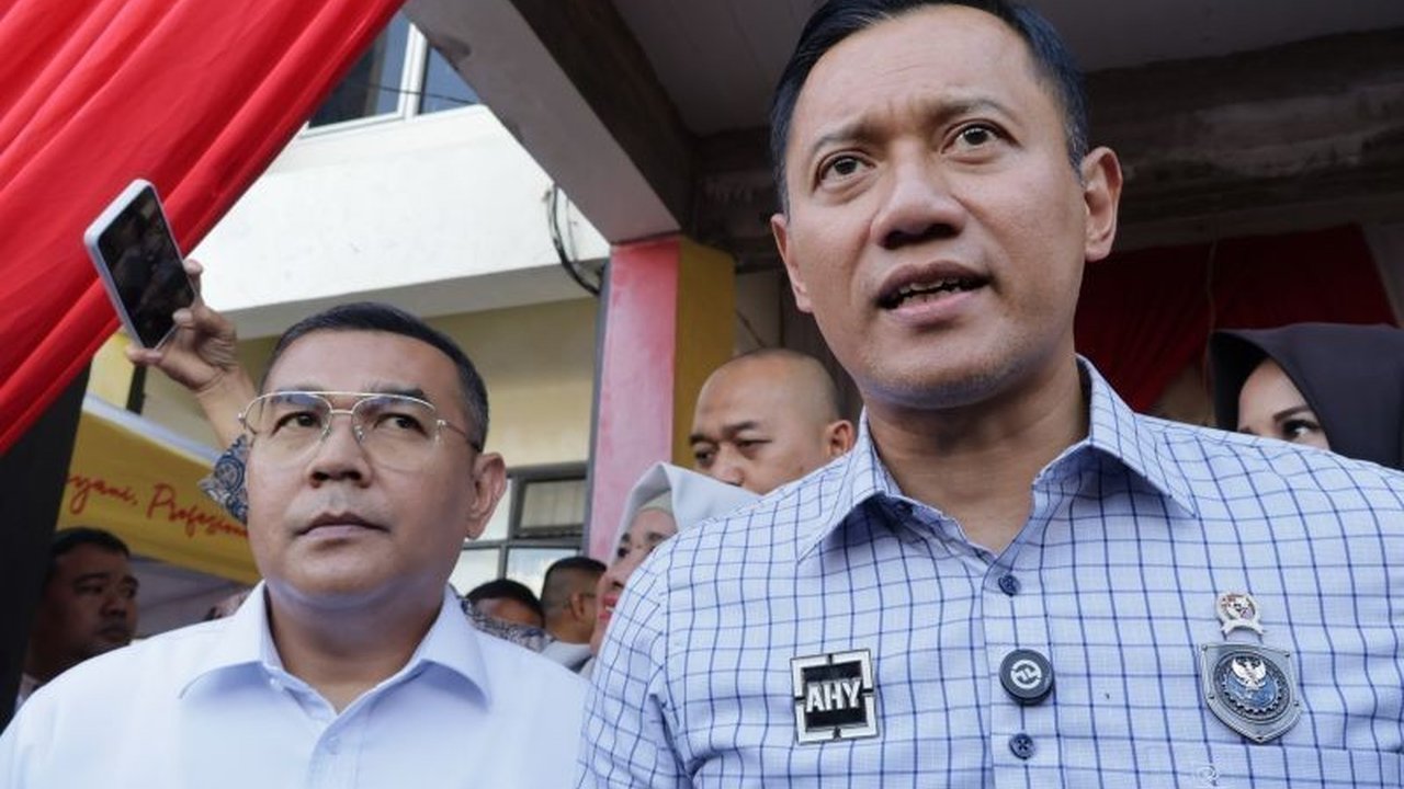 Kementerian ATR/BPN menyerahkan 129 sertifikat di Padang, menegaskan Sertifikasi Tanah krusial untuk kepastian hukum dan mencegah konflik agraria yang merugikan masyarakat.
