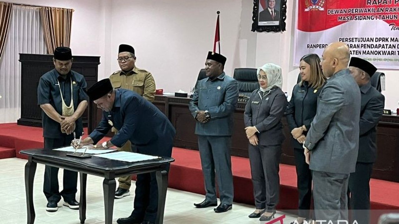 Seluruh fraksi DPRK Manokwari sepakat menyetujui APBD Perubahan 2025, meskipun ada dinamika penurunan pendapatan dan kenaikan belanja daerah. Apa saja prioritas anggaran yang disorot dalam perubahan ini?