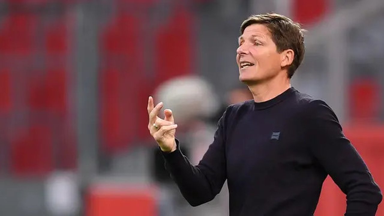 Pelatih Wolfsburg, Oliver Glasner, memberikan arahan kepada pemainnya saat menghadapi Bayer Leverkusen pada laga pekan ke-28 Bundesliga di Stadion Bay Arena, Selasa (26/5/2020) waktu setem