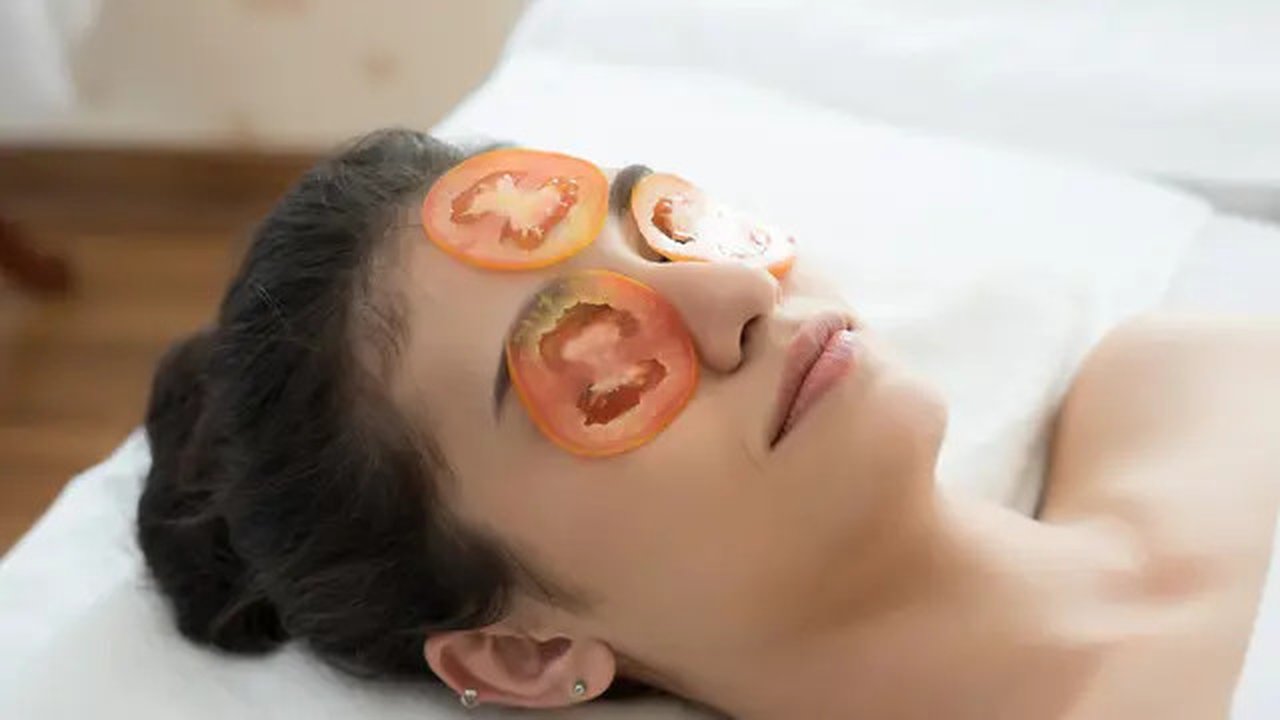 Tomat dan khasiatnya membantu eksfoliasi dan mencerahkan (Foto: Freepik.com)