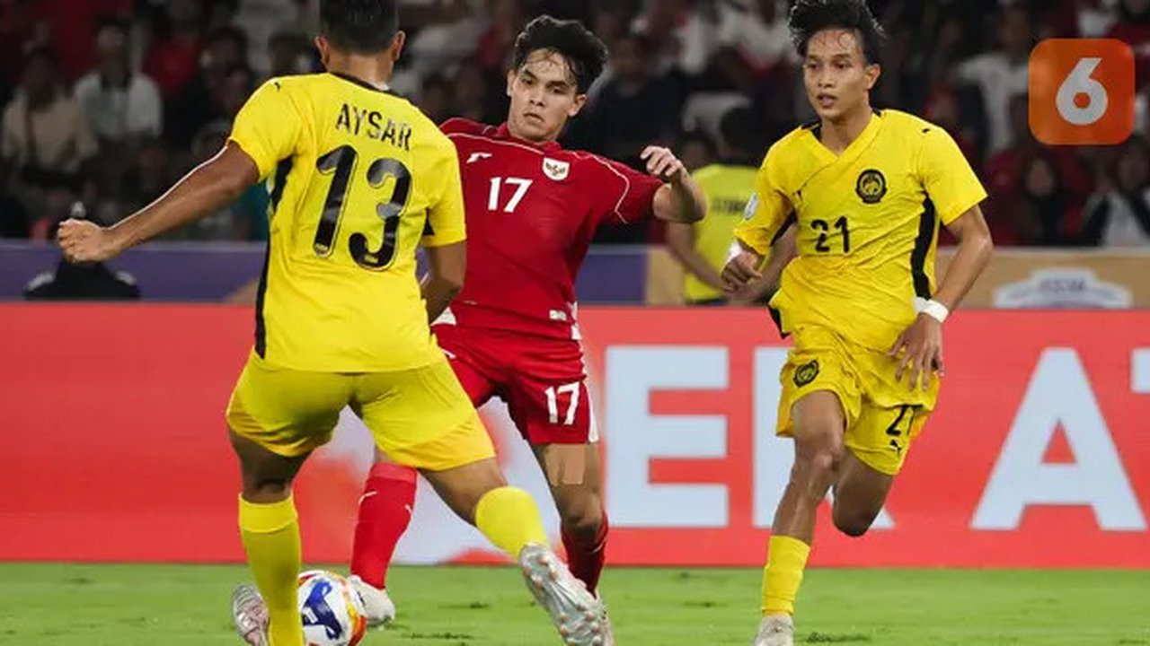 Pemain Timnas Indonesia U-23, Victor Benjamin Dethan (tengah) berusaha melewati penjagaan dari pemain Malaysia dalam laga Grup A Piala AFF U-23 2025 di Stadion Utama Gelora Bung Karno (SUG