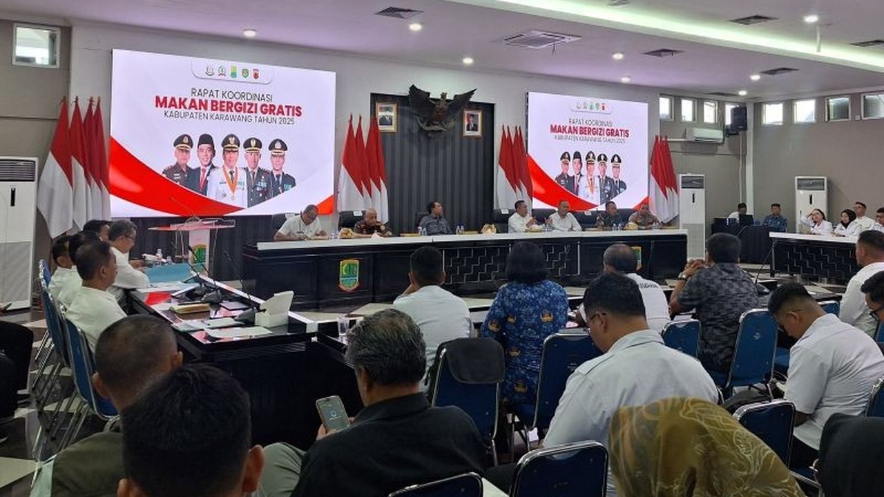 Bupati Karawang Aep Syaepuloh mengumpulkan puluhan SPPG untuk memastikan Program Makan Bergizi Gratis Karawang berjalan lancar, mencegah insiden keracunan yang terjadi di daerah lain.