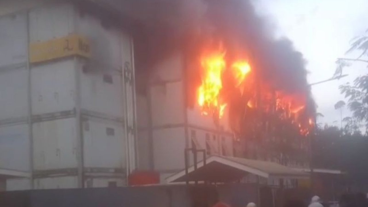 Insiden kebakaran HPK IKN di Penajam Paser Utara berhasil dipadamkan dengan cepat. Investigasi penyebab masih berlangsung, namun dipastikan tidak ada korban jiwa.