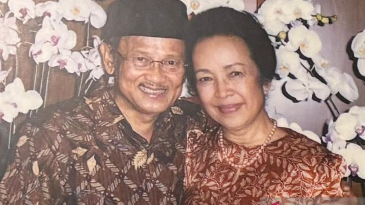 Kisah unik B.J. Habibie dan Ainun terungkap, di mana hentakan kaki sang istri menjadi satu-satunya 'alarm' yang bisa menghentikan kerja keras Presiden yang lupa waktu.