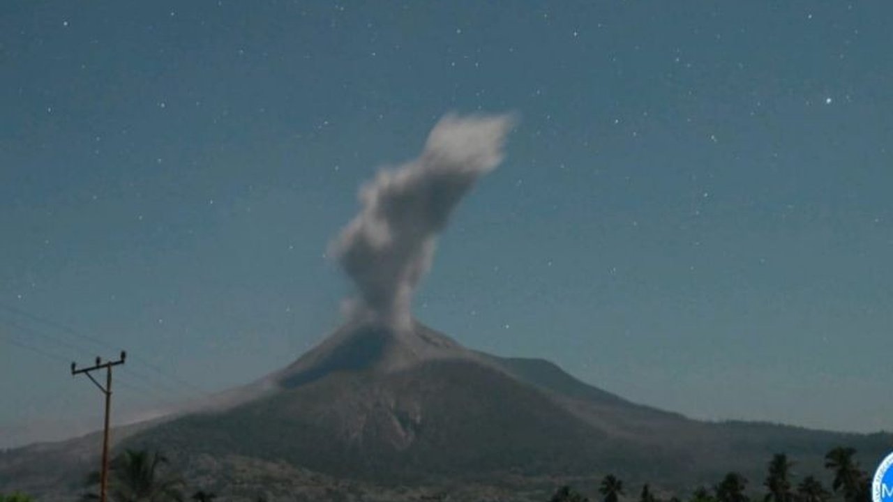 Gunung Lewotobi Laki-laki di Flores Timur erupsi, melontarkan abu vulkanik setinggi 1.500 meter. Simak imbauan terbaru bagi warga sekitar untuk keselamatan.