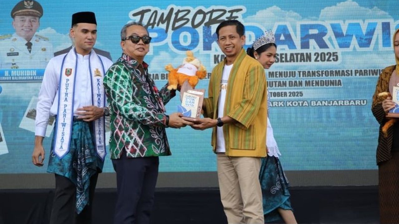 Pemprov Kalsel serius menggarap potensi wisata daerah melalui penguatan Pokdarwis. Simak bagaimana peran mereka mendorong Pariwisata Berkelanjutan Kalsel yang mendunia!