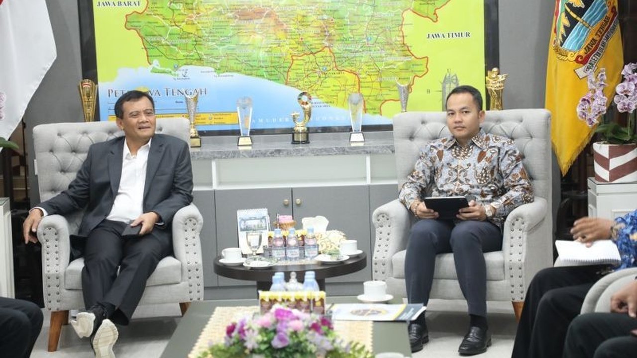 Operasional Bus Batik Solo Trans terancam efisiensi anggaran pusat. Pemkot Surakarta dorong skema 'cost sharing' agar layanan vital 14.000 warga Soloraya tetap berjalan.