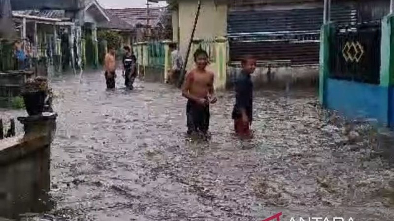BPBD Rejang Lebong meminta warga mewaspadai potensi bencana hidrometeorologi seperti banjir dan tanah longsor saat musim hujan. Kesiapsiagaan diimbau untuk menghindari dampak serius.