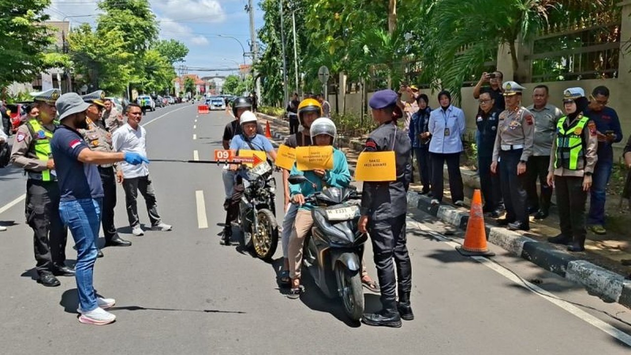 Polisi kembali menggelar rekonstruksi kematian mahasiswa Unnes, Iko Juliant Junior, yang meninggal usai demo. Proses ini diharapkan mengungkap fakta sebenarnya.