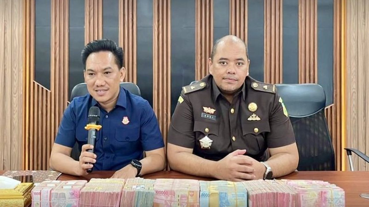 Mantan Bupati Tabalong berinisial AS telah mengembalikan uang pengganti kerugian negara sebesar Rp600 juta kepada Kejari Tabalong, terkait kasus Mantan Bupati Tabalong Korupsi bokar senilai Rp1,8 miliar.