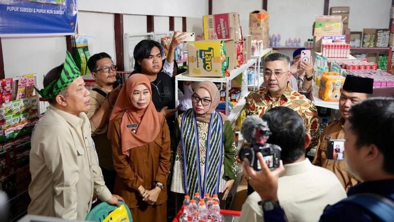Pemerintah pusat, BUMN, dan LPDB berkomitmen penuh mempercepat pengembangan industri kelapa di Desa Jeruju Besar, Kubu Raya, melalui Kopdes Merah Putih demi kemandirian ekonomi desa.