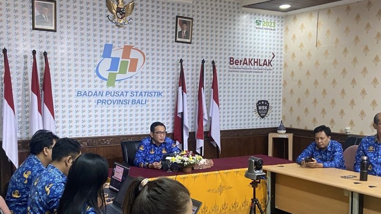 Badan Pusat Statistik (BPS) Bali optimistis Kunjungan Wisman Bali akan meningkat signifikan hingga akhir 2025, melampaui target meskipun sempat terjadi fluktuasi pada Agustus 2025.