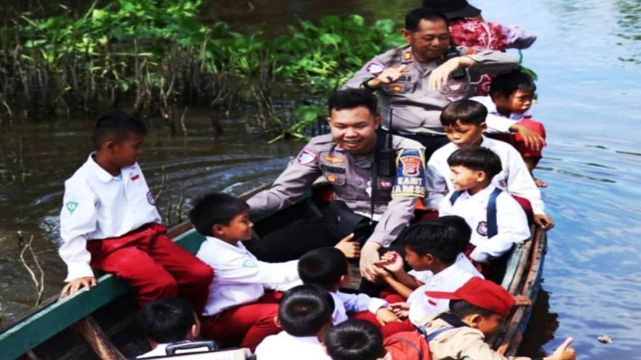 Polantas Banjarmasin tak gentar menempuh jalur sungai demi gencar berikan edukasi lalu lintas kepada siswa SD. Simak bagaimana program 'Polisi Sahabat Anak' ini menyentuh pelosok!