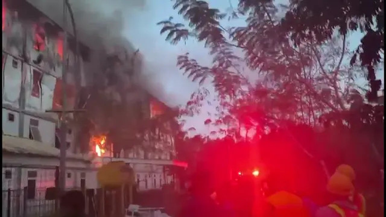 Kebakaran hebat melalap Gedung Nusa Indah yang berfungsi sebagai Hunian Pekerja Konstruksi di IKN. (Liputan6.com/ Abdul Jalil)