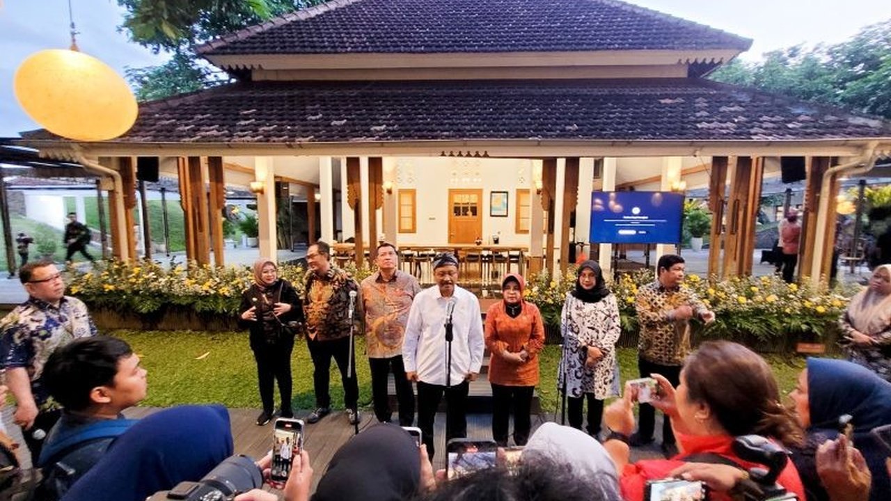 Kabupaten Banyuwangi dipilih sebagai percontohan Digitalisasi Bansos nasional karena infrastruktur digital yang memadai dan komitmen tinggi. Program ini bertujuan memastikan bantuan tepat sasaran dan mengentaskan kemiskinan.