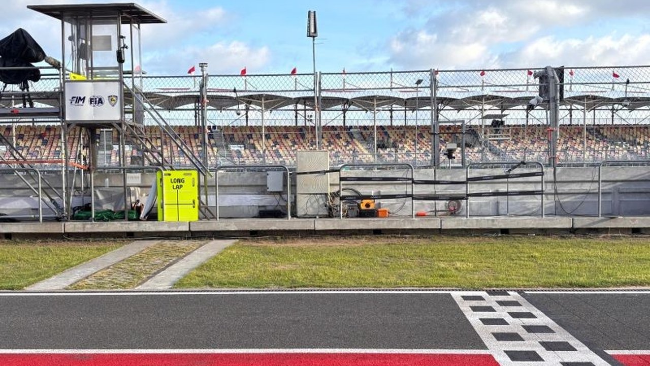 Atap Tribun Sirkuit Mandalika telah terpasang hingga kategori J dengan motif unik Merah Putih, siap menyambut GP Indonesia dan homologasi Grade A FIM.