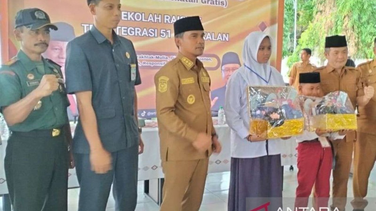Sekolah Rakyat di Bangkalan menggebrak dunia pendidikan dengan penerapan Kurikulum MEME, sebuah pendekatan adaptif yang memungkinkan siswa belajar sesuai minat dan kecepatan. Penasaran bagaimana sistem ini bekerja?