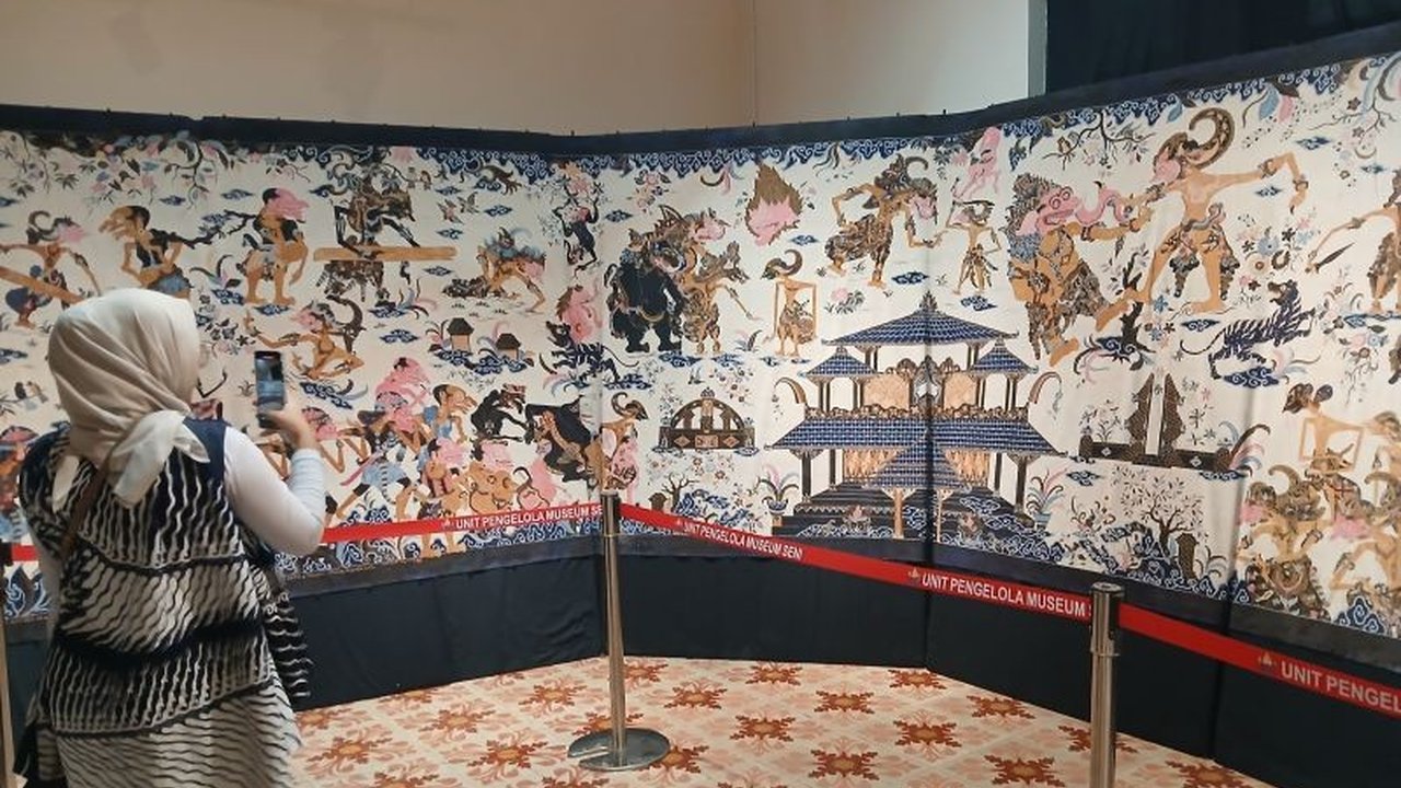 Museum Tekstil Jakarta dan Yayasan Batik Indonesia menggelar pameran 'Merawit Rasa', menampilkan 100 helai Batik Merawit Cirebon yang unik dan telah bersertifikat IG. Penasaran dengan keistimewaannya?
