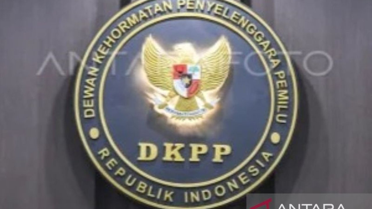 Komisioner Bawaslu Wajo, Heriyanto, disidang DKPP terkait dugaan pelecehan seksual terhadap seorang PPPK. Sidang tertutup ini mengungkap pelanggaran kode etik serius, membuat publik penasaran akan putusannya.