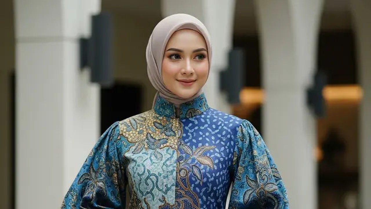 Model Atasan Batik Hijab Modern/Gemini AI