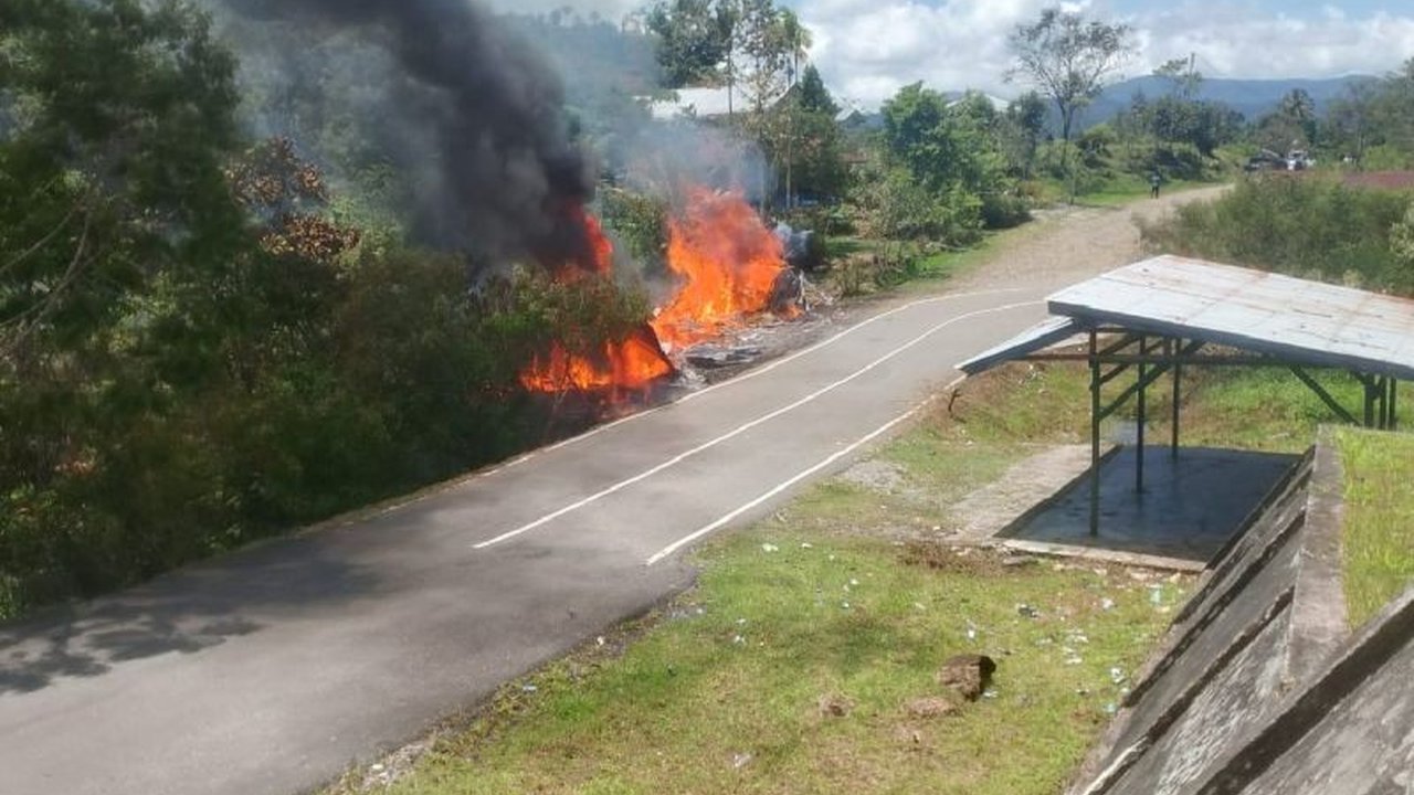 Kericuhan Yalimo kembali terjadi di Elelim jelang prosesi perdamaian, memicu protes warga hingga melukai pejabat dan merusak fasilitas, mengungkap ketidakpuasan mendalam.