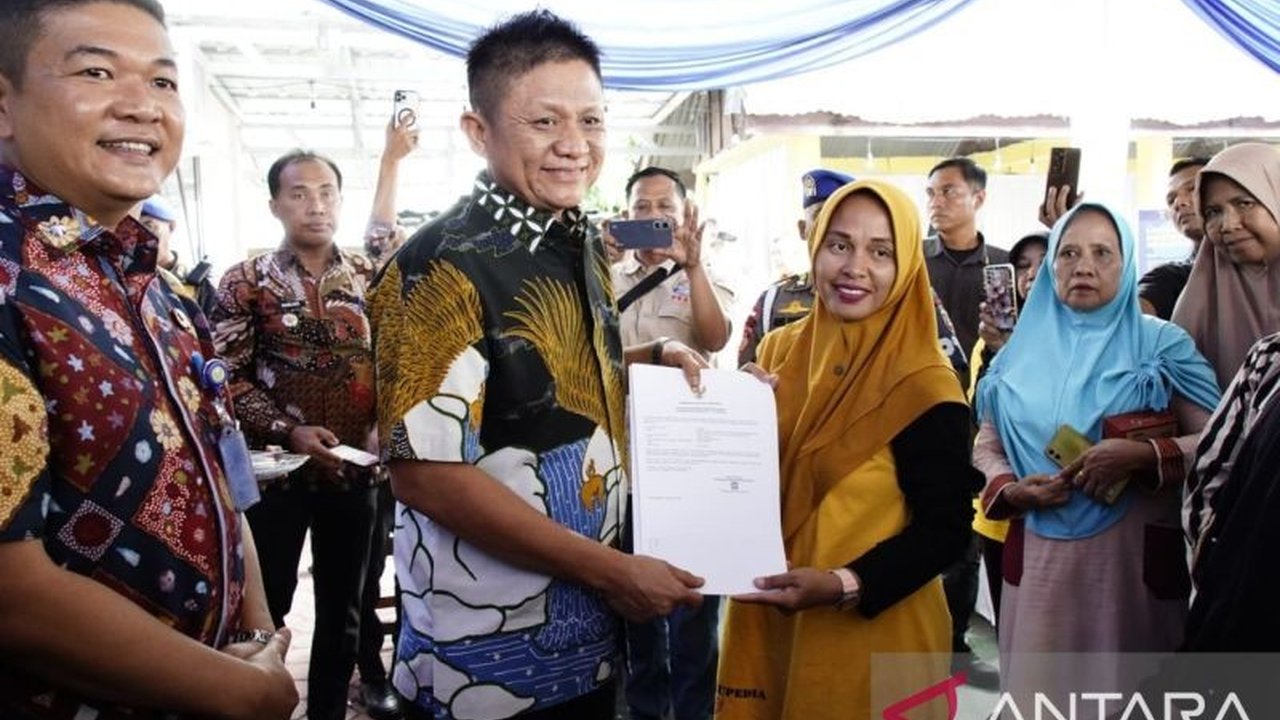 Pemkab OKU Timur meluncurkan program jemput bola perizinan LAKSAN-SAPA 2025 untuk UMKM, memastikan legalitas usaha demi perlindungan hukum dan akses pasar lebih luas. Penasaran bagaimana program ini bekerja?