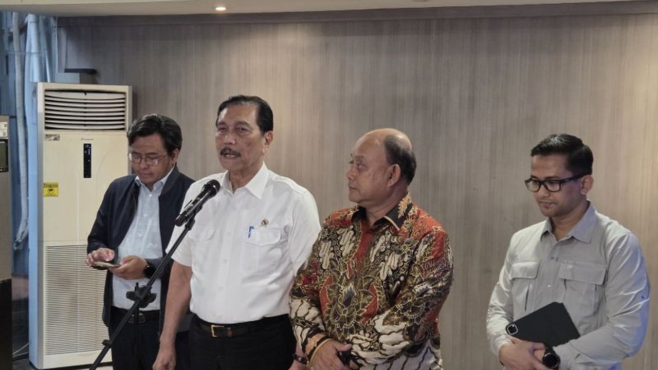 Luhut Binsar Pandjaitan melihat pemangkasan Proyeksi Pertumbuhan Ekonomi Indonesia oleh ADB sebagai 'kesempatan emas' bagi investasi, menyoroti program pemerintah dan likuiditas perbankan.