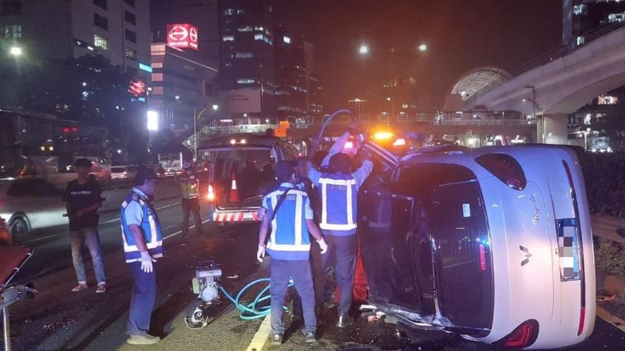Sebuah kecelakaan mobil listrik terjadi di Tol Dalam Kota Jakarta pada Jumat malam, menyebabkan sopir luka-luka. Proses evakuasi kendaraan berlangsung cepat, mengungkap dugaan kelalaian.