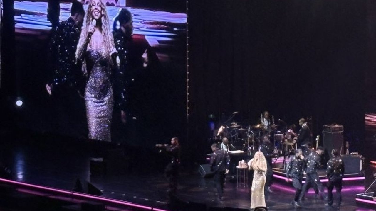 Diva pop dunia Mariah Carey sukses menggelar konser privat di SICC Bogor, memukau penonton dengan hits dan jangkauan vokal lima oktafnya.