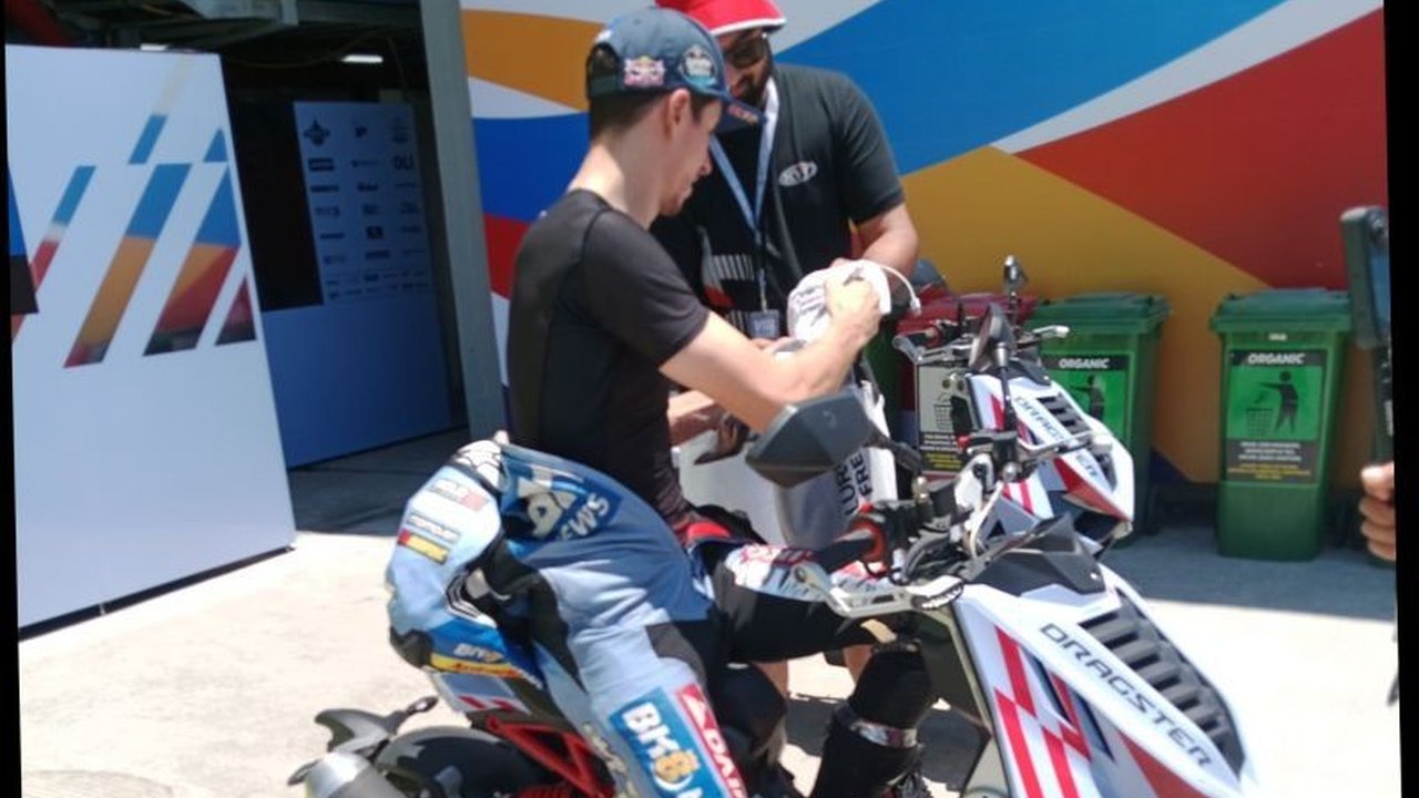 MGPA tegaskan insiden pembalap MotoGP Mandalika jatuh saat latihan bebas bukan karena kondisi sirkuit, melainkan faktor teknis dan kesalahan kendali. Apa penyebab sebenarnya?