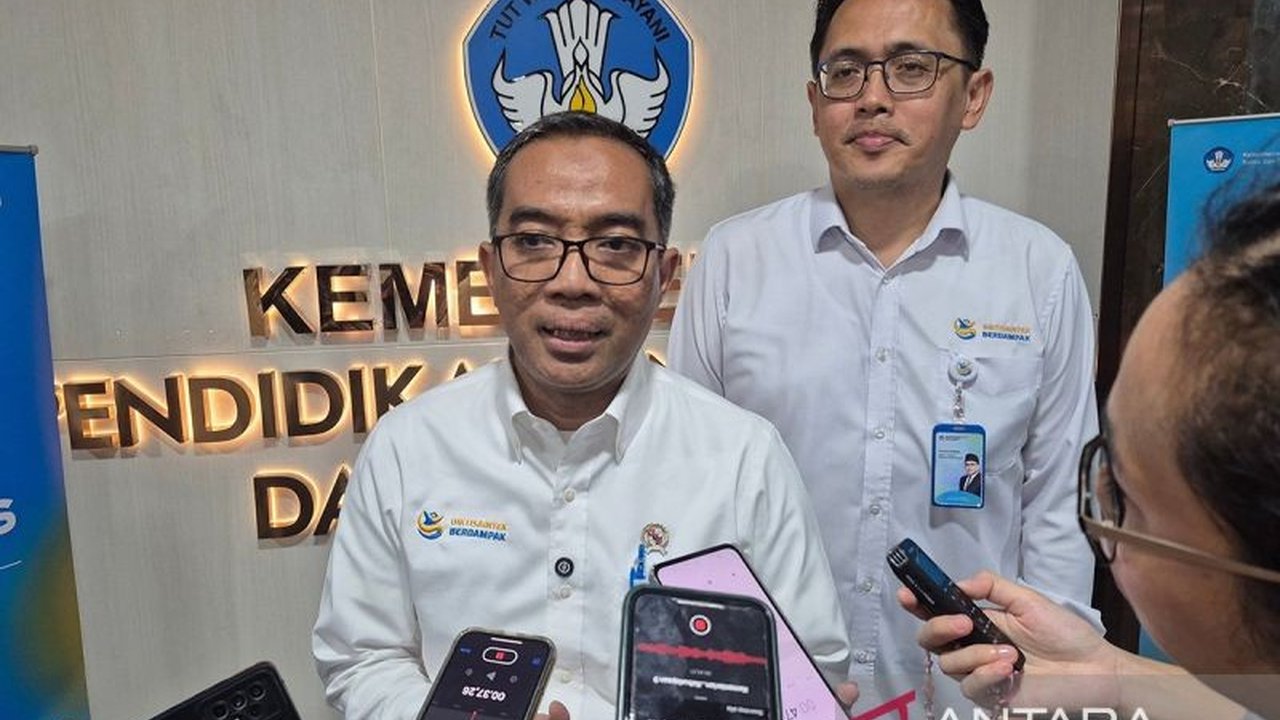 Mendiktisaintek Brian Yuliarto mendesak perguruan tinggi di Indonesia untuk aktif dalam riset terapan, dengan dukungan pendanaan dan fokus pada kolaborasi industri demi inovasi.