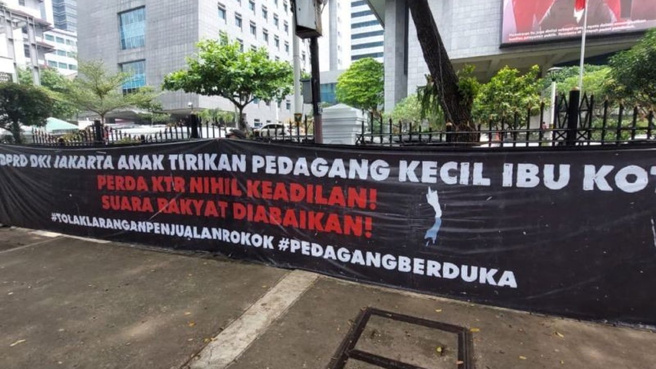 Meskipun mendapat penolakan keras dari pedagang, Panitia Khusus DPRD DKI Jakarta mempercepat finalisasi Ranperda KTR. Mengapa proses ini tetap didorong?