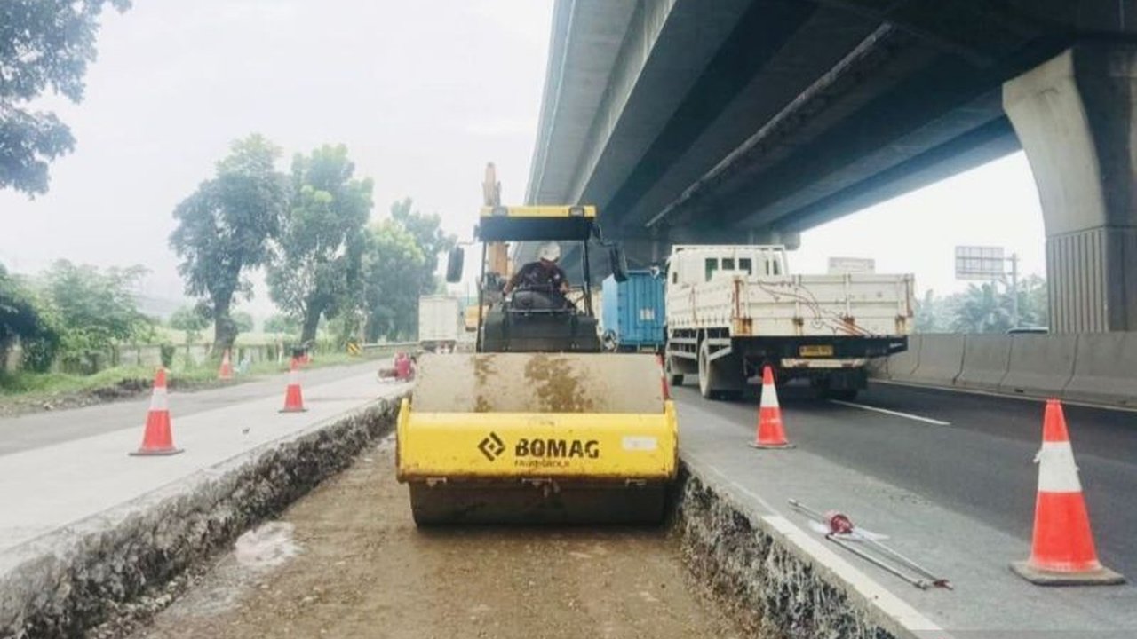 PT Jasamarga Transjawa Tol (JTT) melakukan rekonstruksi lima titik di Tol Jakarta-Cikampek untuk menjamin keamanan dan kenyamanan berkendara. Cari tahu lokasi dan jadwalnya!