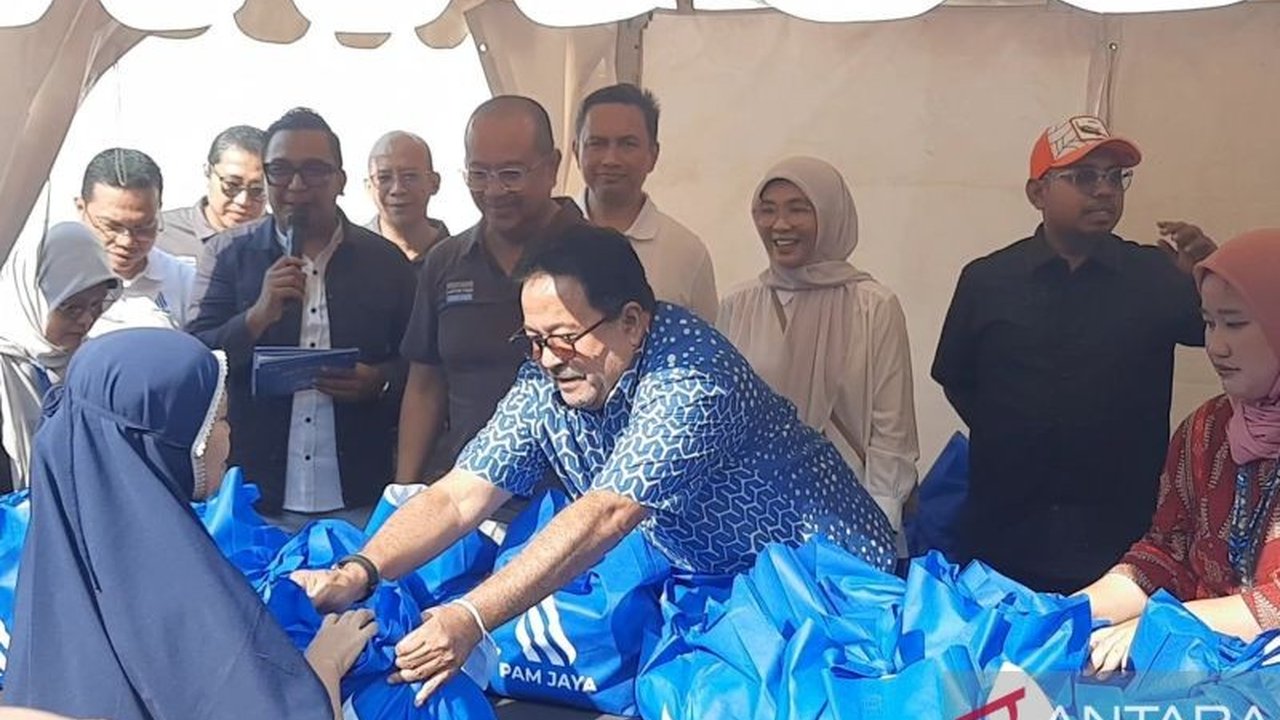PAM Jaya bagikan 2.000 paket sembako gratis di Kampung Muka, Jakarta Utara, yang semula direncanakan tebus murah. Wagub Rano Karno hadir, ada apa di balik kegiatan ini?