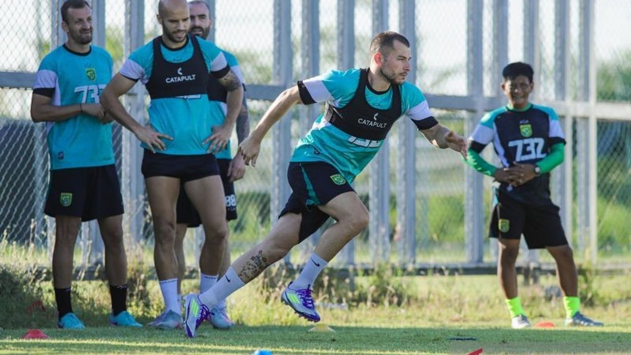 Pelatih Persebaya Surabaya, Eduardo Perez, tidak risau dengan minimnya gol Mihailo Perovic di BRI Super League 2025/2026, yakin kontribusinya lebih dari sekadar angka.