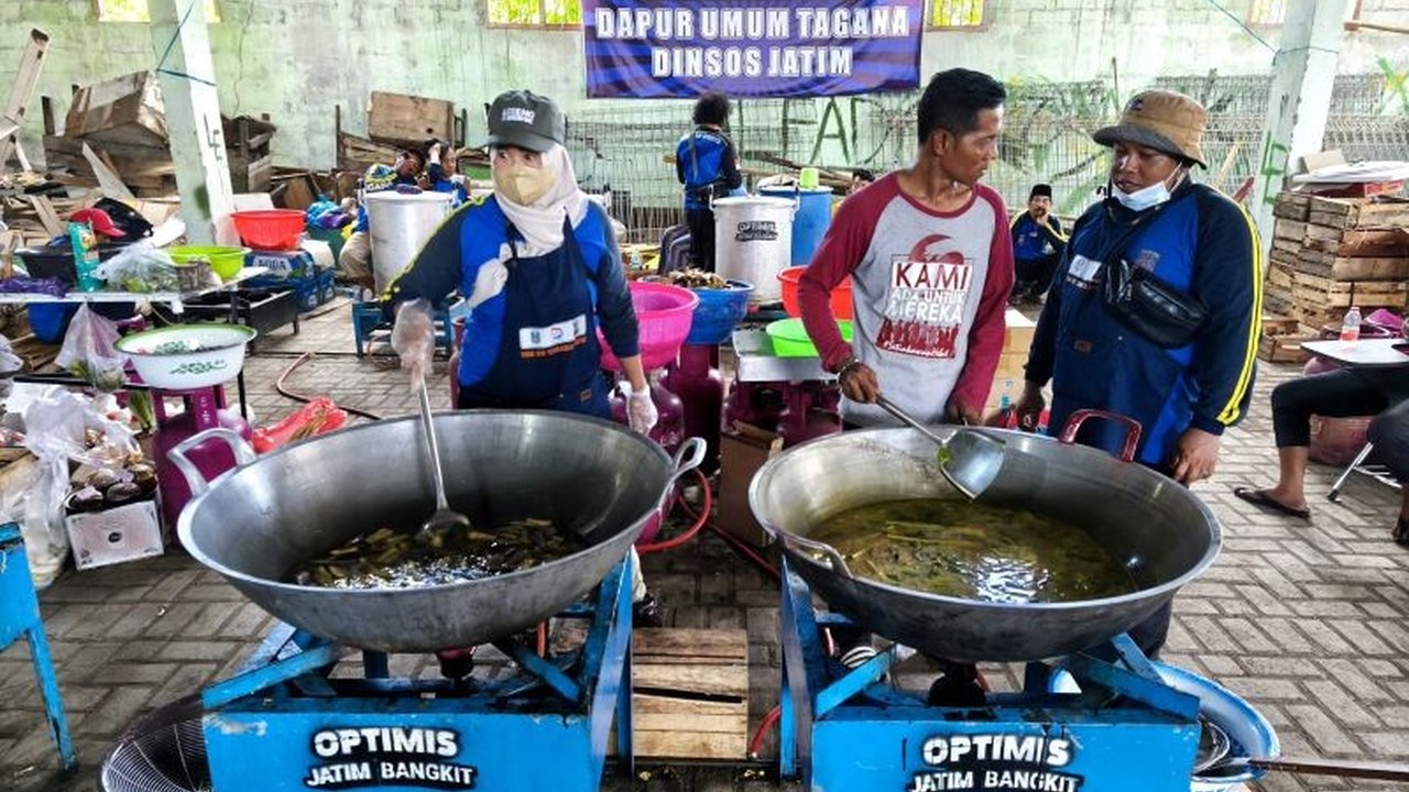 Dinas Sosial Jawa Timur mengerahkan 150 personel untuk operasikan Dapur Umum Dinsos Jatim di Ponpes Al Khoziny, Sidoarjo. Sebanyak 4.500 porsi makanan disiapkan setiap hari, penasaran bagaimana mereka bekerja?