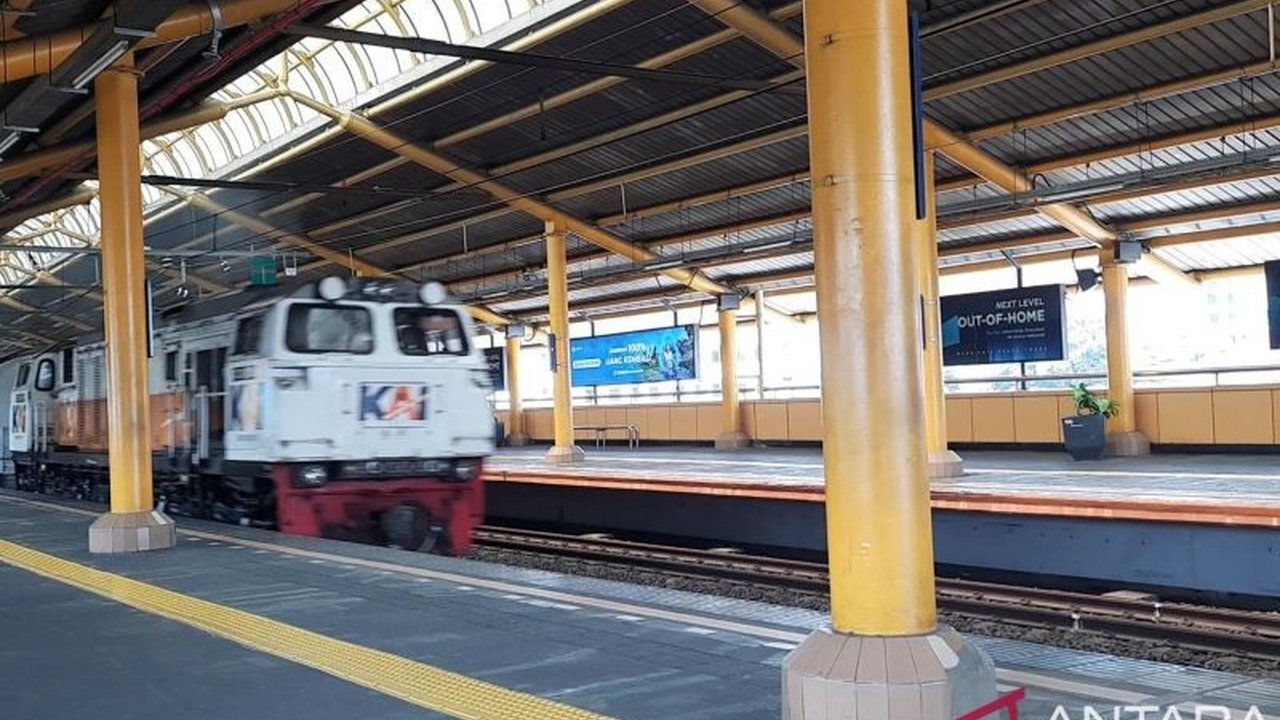 PT KAI Daop 1 Jakarta mencatat 183 kasus kecelakaan kereta api hingga September 2025. Mayoritas melibatkan orang dan kendaraan. Apa bahaya di balik angka ini?