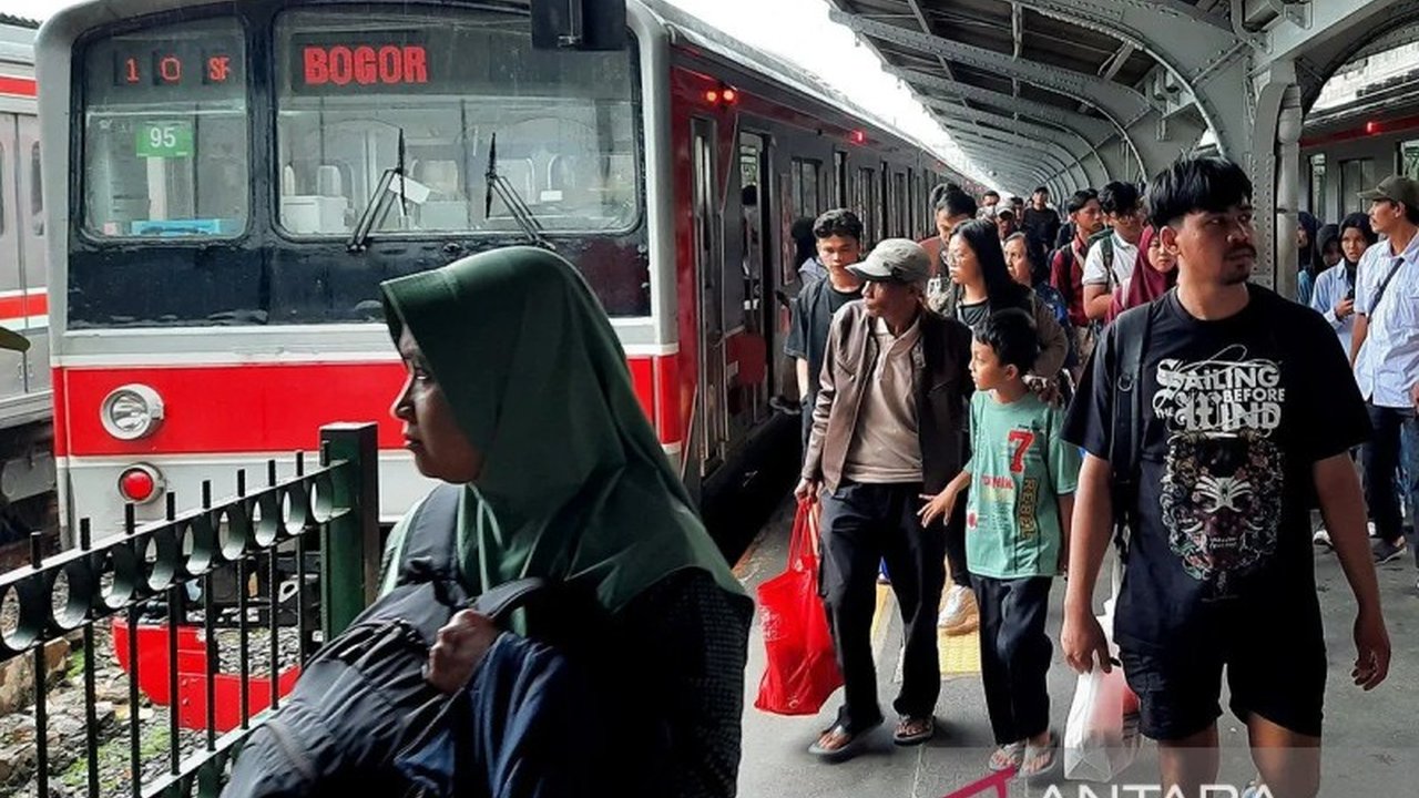 KAI Commuter merekomendasikan Stasiun Sawah Besar dan Tanah Abang sebagai alternatif menuju Monas saat HUT ke-80 TNI. Antisipasi lonjakan 33% penumpang, KAI Commuter siapkan strategi khusus.
