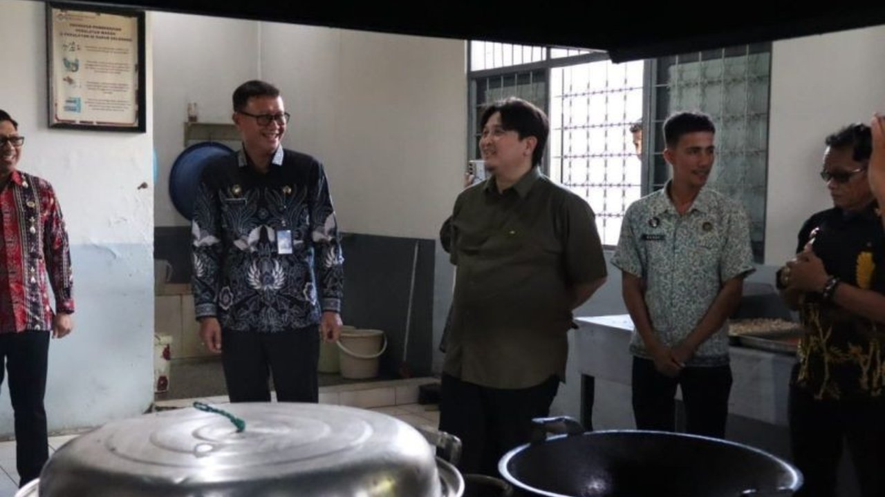 Komisi XIII DPR RI melakukan inspeksi mendalam ke Lapas Ambon dalam rangka reses, meninjau sarana dan HAM warga binaan. Temukan hasil peninjauan dan rekomendasi pentingnya!