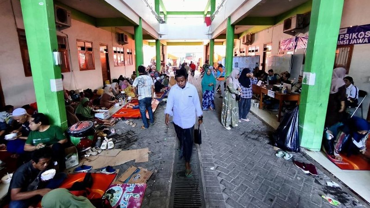 Dinas Sosial (Dinsos) Jatim sigap memberikan Layanan Psikososial Dinsos Jatim bagi keluarga korban dan santri di Ponpes Al Khoziny Sidoarjo, memastikan pemulihan mental pasca insiden tragis.