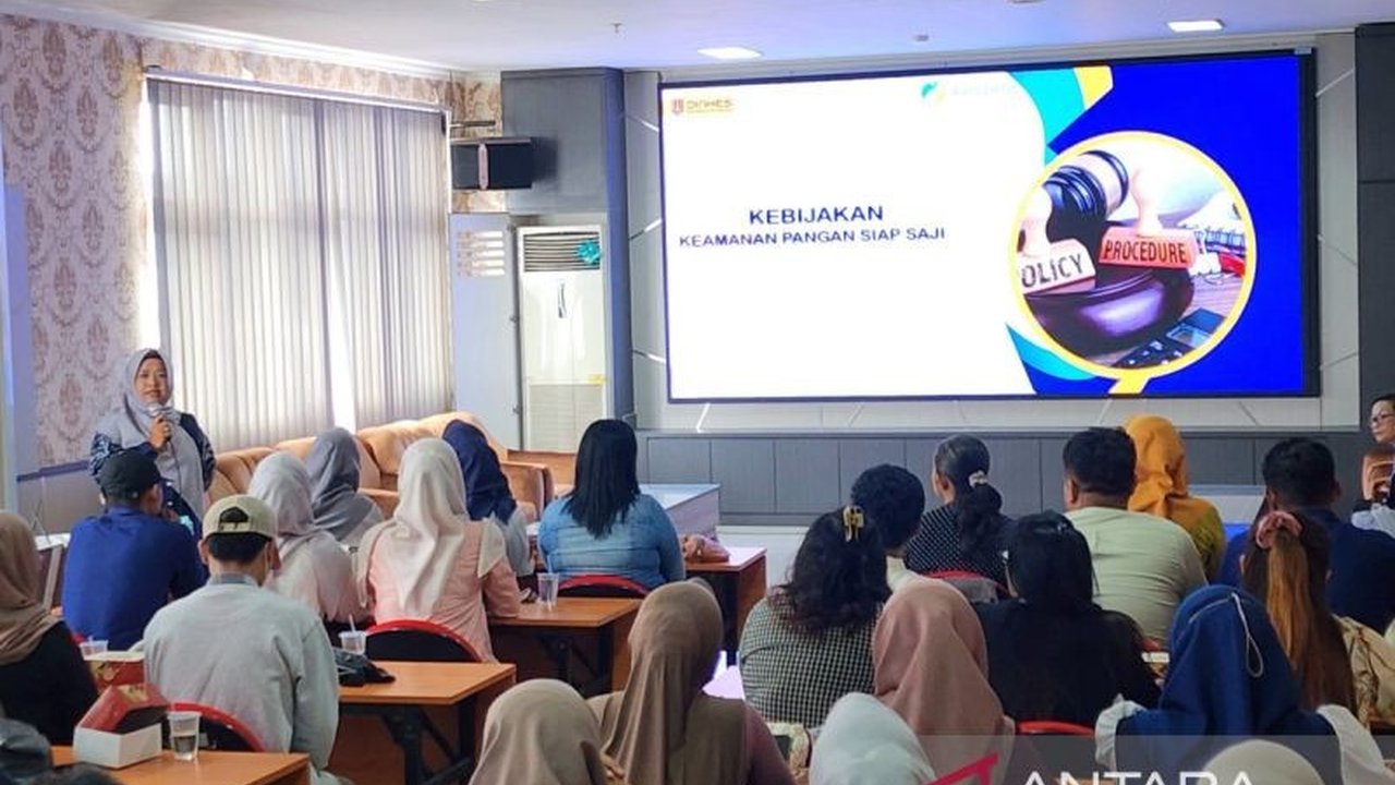 Dinkes Kota Semarang gelar pelatihan penjamah makanan SPPG sebagai syarat sertifikasi laik higienis sanitasi. Mengapa hanya sebagian yang wajib ikut dan bagaimana ini mencegah keracunan Program Makan Bergizi Gratis?
