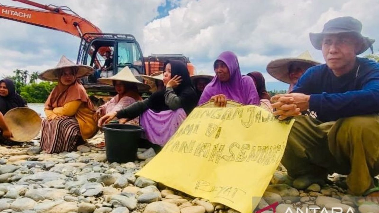 Warga Aceh Barat, termasuk eks kombatan GAM, menolak rencana penutupan tambang emas ilegal karena khawatir kehilangan mata pencarian. Penolakan Penutupan Tambang Emas Ilegal Aceh Barat ini memicu kekhawatiran nasib ribuan keluarga.