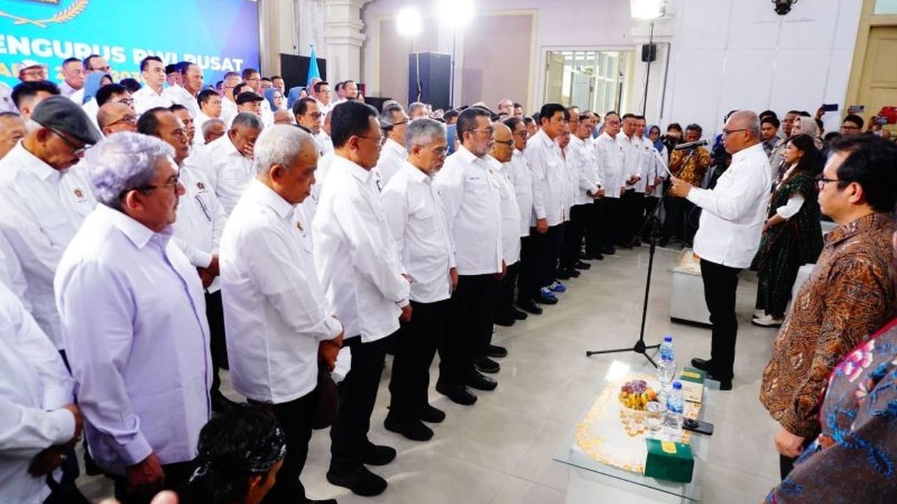 Pengurus baru PWI Pusat masa bakti 2025-2030 resmi dikukuhkan di Monumen Pers Nasional Solo. Mereka berkomitmen memperkuat ekosistem pers nasional yang sehat, kuat, dan berkualitas, serta mendorong digitalisasi.