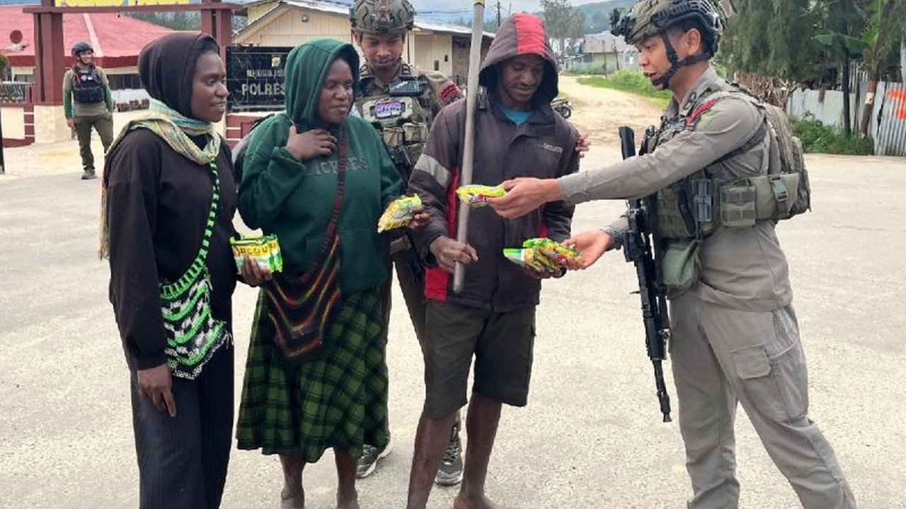 Menebar kebaikan, Patroli Satgas Damai Cartenz Paniai sukses berinteraksi humanis dengan warga Enarotali, Paniai, demi menciptakan rasa aman dan nyaman di tengah masyarakat.