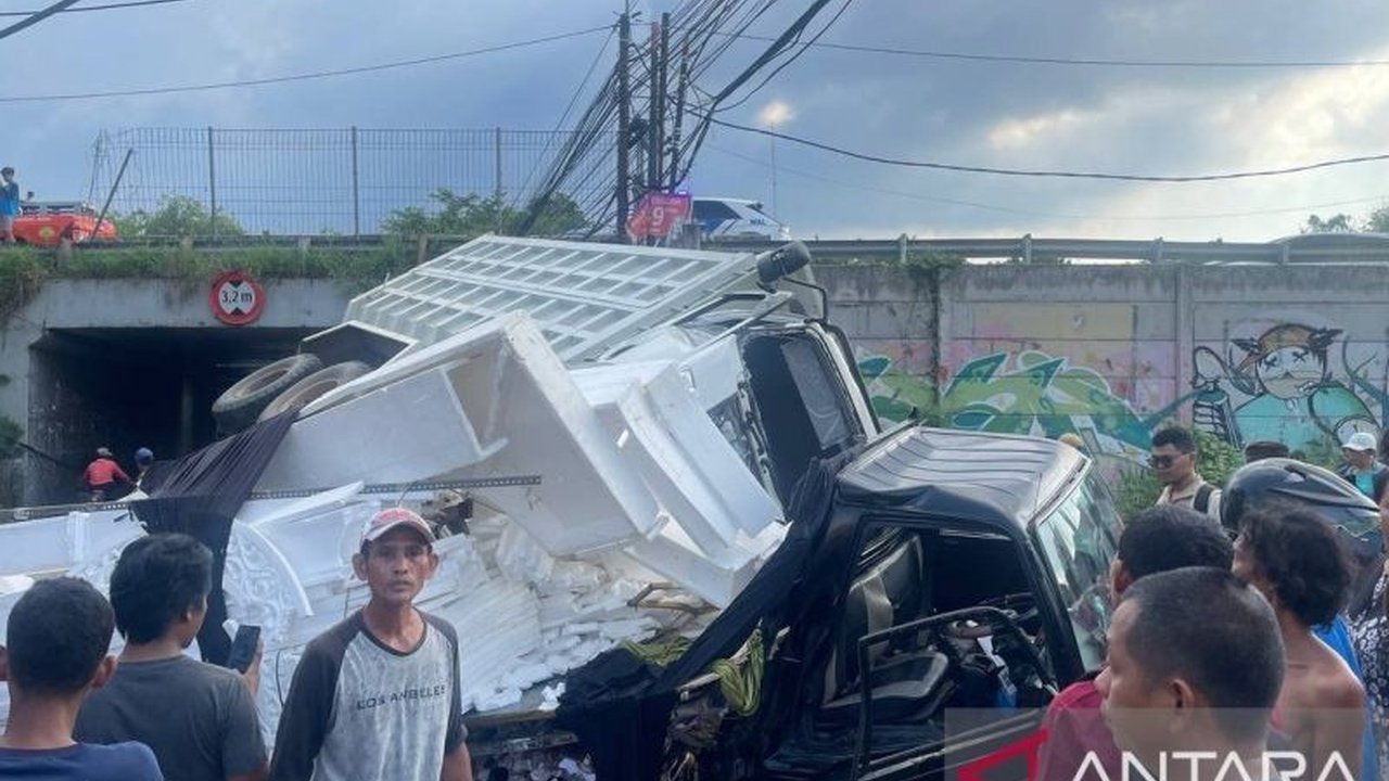 Kecelakaan truk tragis di Tol Tangerang-Merak, sebuah truk besar terguling dari ruas jalan tol dan menimpa dua kendaraan di bawahnya, menyebabkan lima orang luka berat. Apa penyebabnya?