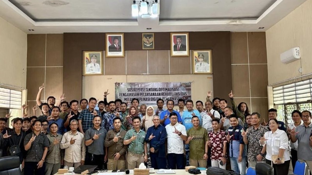 Dinas Kehutanan Kalsel meluncurkan SIPDAS Kalsel, aplikasi digital inovatif untuk pengawasan rehabilitasi DAS. Langkah ini diharapkan meningkatkan transparansi dan akurasi data demi hutan berkelanjutan.