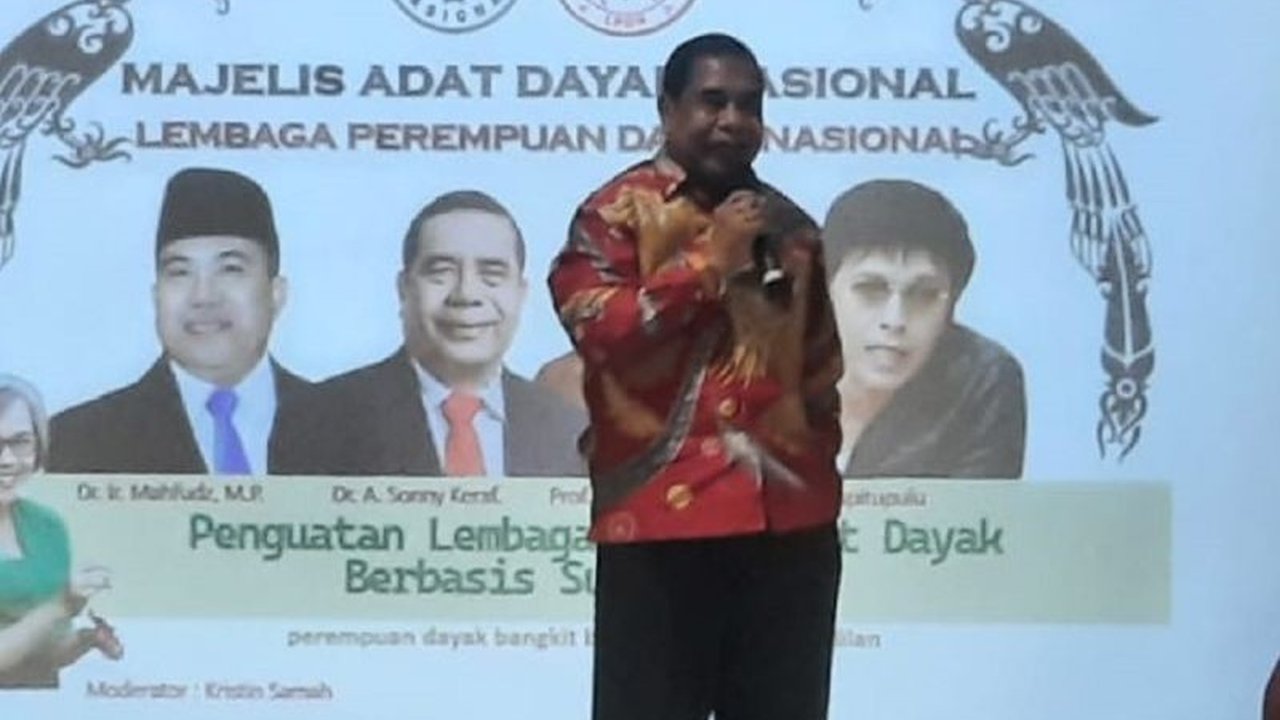 Pakar menilai Perhutanan Sosial dapat menjadi solusi meningkatkan kesejahteraan masyarakat adat Dayak, namun perlu diintegrasikan dengan program pemberdayaan agar tidak sekadar bagi lahan.