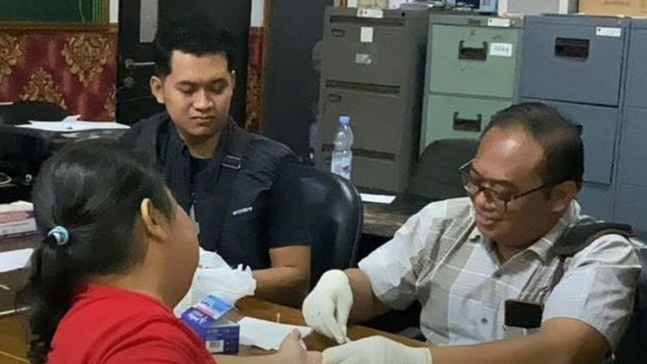 Petugas gabungan di Madiun kembali menemukan empat PSK terindikasi positif HIV dalam razia terbaru. Temuan ini menambah daftar panjang kasus PSK Madiun positif HIV, memicu kekhawatiran serius.