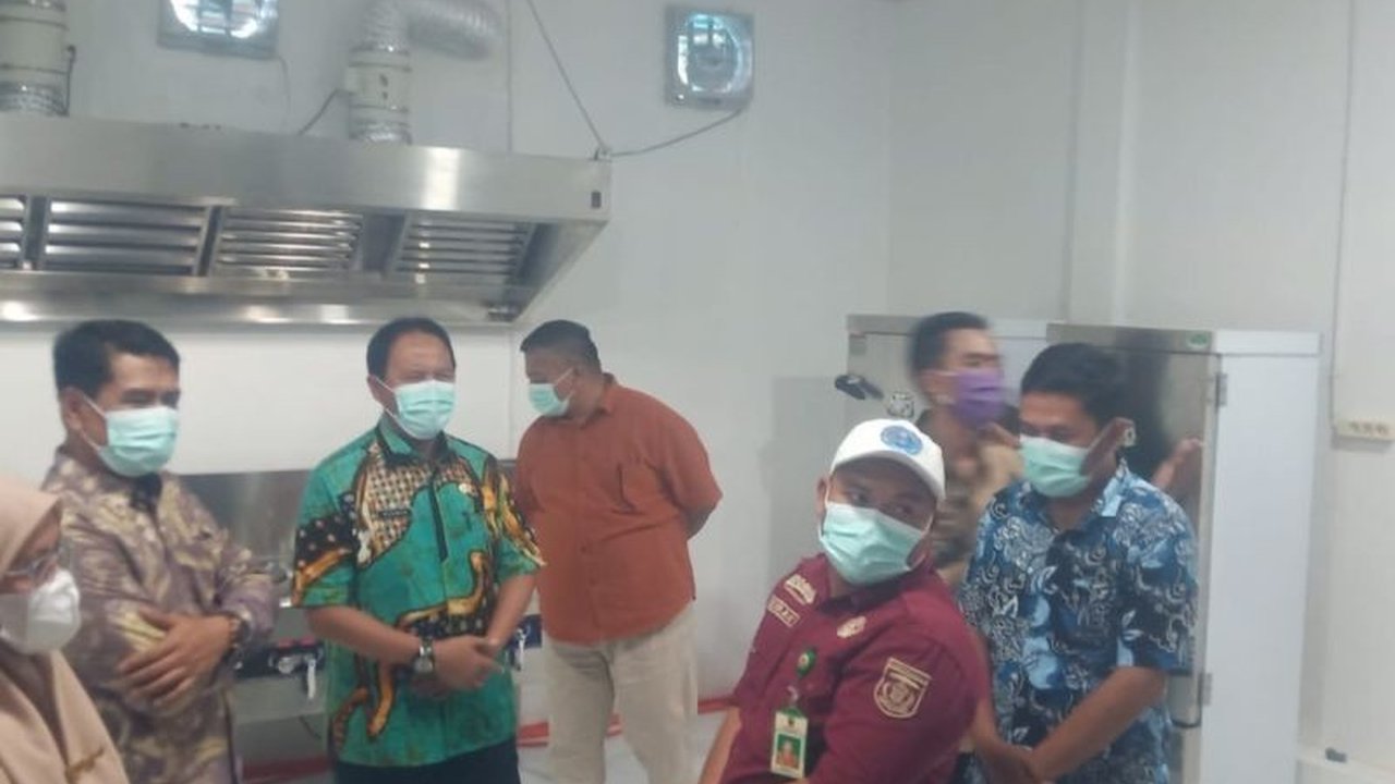Pemkab Lampung Barat serius tangani keracunan makanan! Sekda Nukman tegaskan pentingnya Standar Layanan Dapur SPPG untuk program Makan Bergizi Gratis demi kualitas anak bangsa.